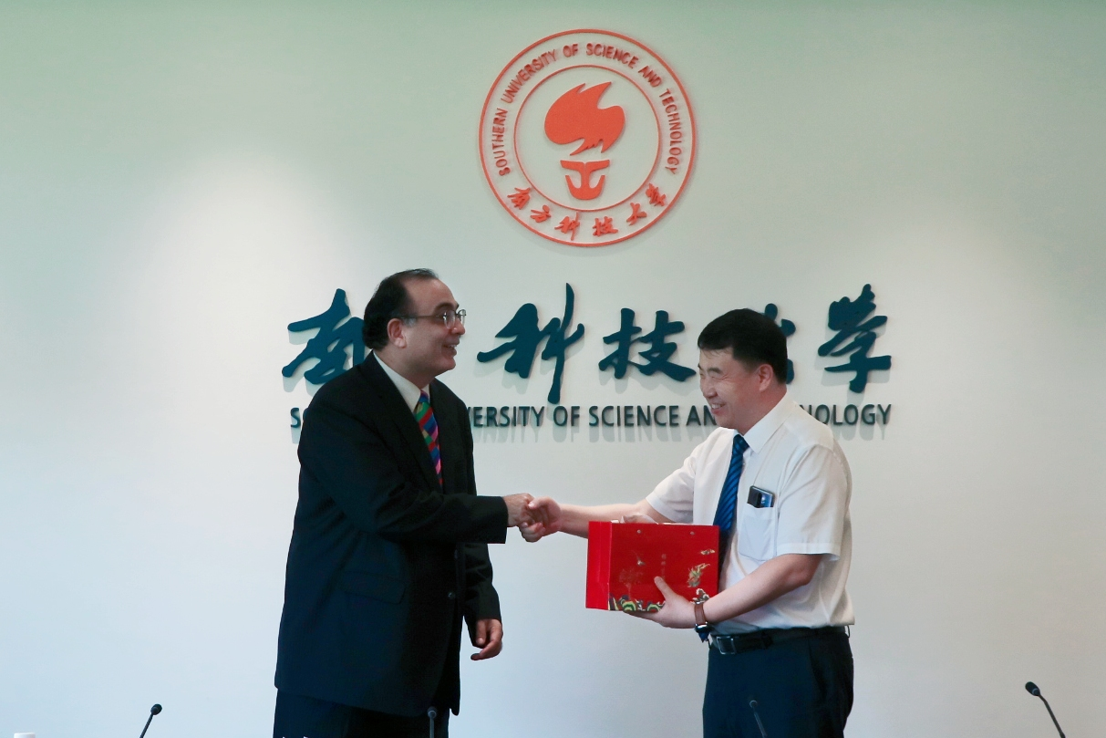 Photo of Professor LU presenting a gift to Professor Khan